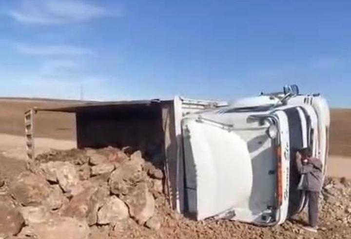 Diyarbakır'da hafriyat yüklü kamyon devrildi: 2 yaralı