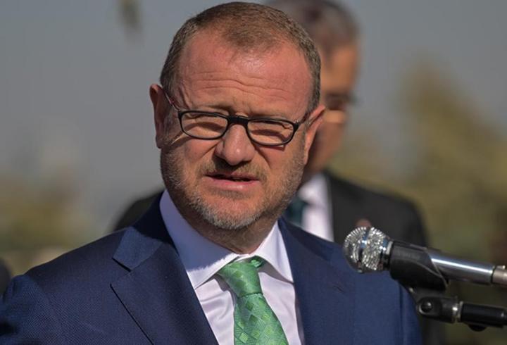 İstanbul Valisi Davut Gül, Şişli’de lise öğrencileriyle iftar yemeğinde buluştu. Vali Gül, Lise Giriş Sınavları'ndan (LGS) 500 tam puan alan öğrencilere bu ay bayram dolayısıyla 6 bin TL yerine 10 bin TL burs vereceklerini müjdeledi.

1