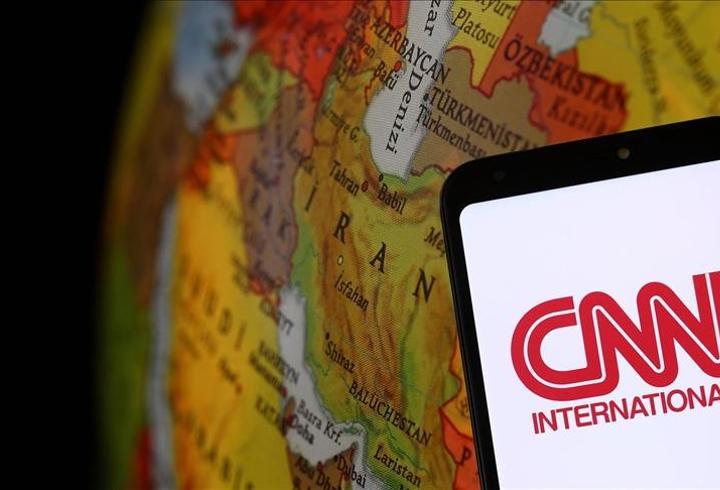 Pentagon, ABD Donanması’na bağlı bir denizaltının İran Donanması envanterindeki IRIS Dena isimli firkateyni torpido ile hedef aldığı ana ilişkin görüntüleri kamuoyuyla paylaştı. Yayınlanan kayıtlarda, söz konusu deniz hedefinin torpido atışıyla vurulma anı yer aldı.3