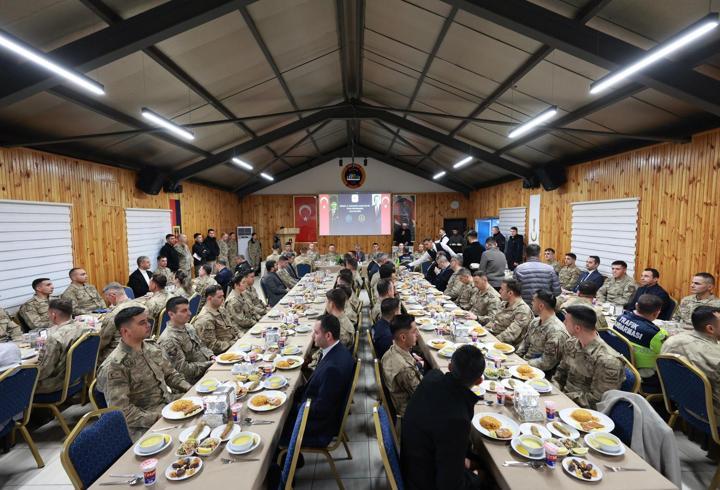 Bingöl Valisi Çelik, jandarma personeliyle iftarda buluştu