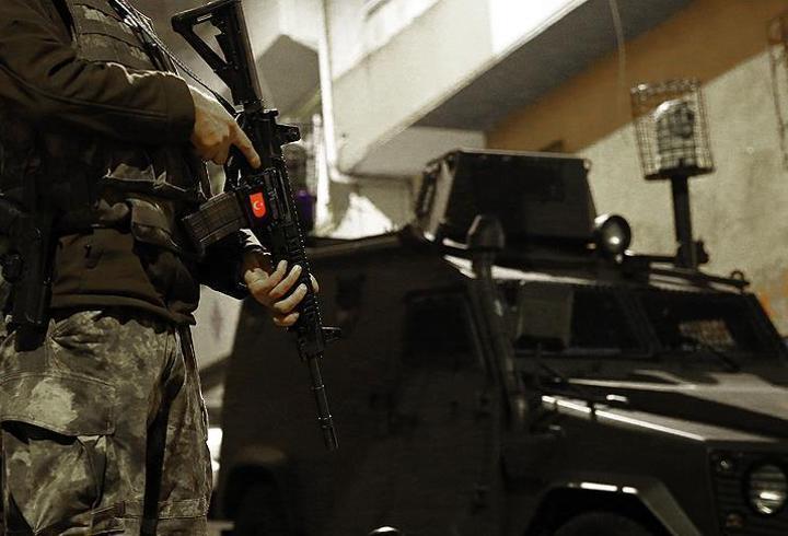 Uyuşturucu ve silah ticareti suçlarına karışan suç örgütü üyesi 7 şüpheli hakkında iddianame düzenlendi. İddianamede örgütün sosyal medya hesapları üzerinden propaganda yaptığı, İstanbul dışından gelen gençleri örgüt bünyesine dahil ederek tetikçi olarak kullandığı belirtildi.1