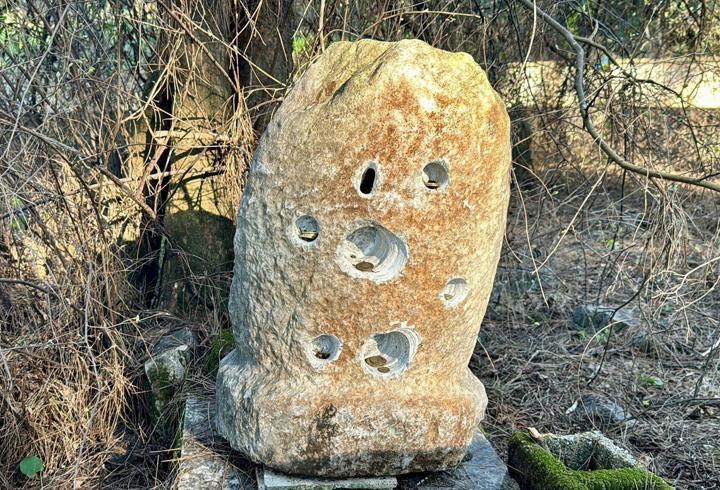2 asırlık adak taşı ortadan kayboldu
