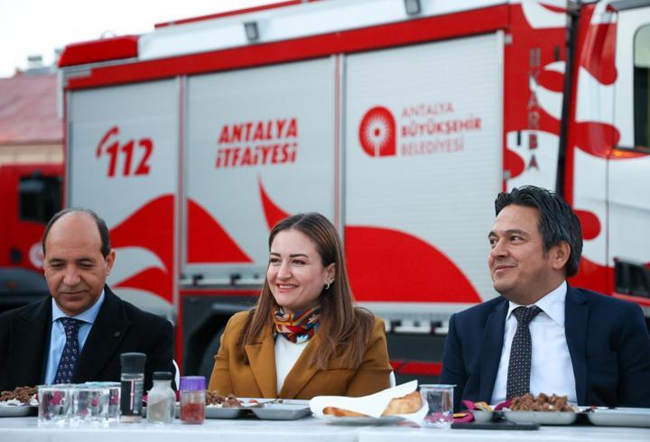 Başkan Vekili Özdemir, itfaiye personeliyle iftarda buluştu