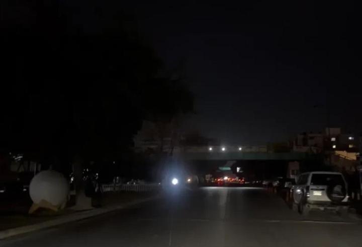 ABD’nin İran’a yönelik operasyonlarının ilk dört gününde yaklaşık 2 milyar dolar değerinde askeri ekipman kaybı yaşandı. ABD’li yetkililer, İran’ın insansız hava araçlarının engellenemediğini ve beklenenden büyük bir sorun yarattığını itiraf etti. Uzmanlar, ABD açısından mali kaybın yönetilebilir olduğunu, asıl hedefin İran’da itaatkar bir rejim oluşturmak ve bölgedeki müttefiklere savaşın maliyetini göstermek olduğunu vurguluyor. İran ise düşük maliyetli drone ve füzelerle stratejik noktaları h