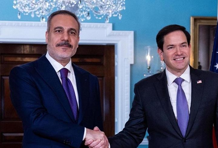 İran donanmasına air Dena Fırkateyni'ne saldırıya dair Tahran'dan tepki geldi. İran Dışişleri Bakanı Abbas Erakçi, Dena Fırkateyni'ni "uluslararası sularda ve uyarı yapılmadan vuran ABD'nin denizde bir vahşet gerçekleştirdiğini" belirtti.3