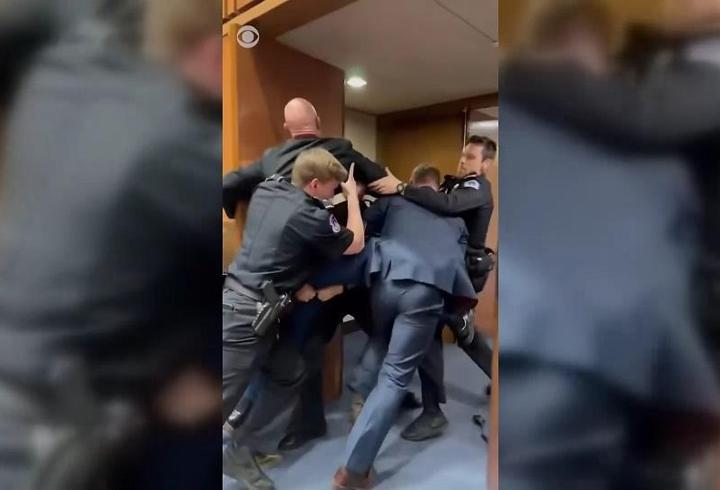 Yaka paça dışarı atıldı! Eski askerden 'savaşa hayır' protestosu