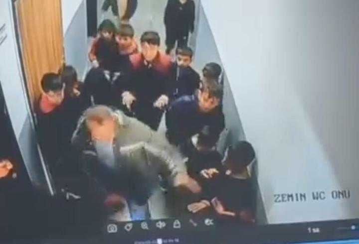 Çocuğuna kar topu atan öğrenciyi darbetti