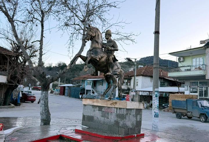 Köy meydanına Atatürk heykeli dikildi