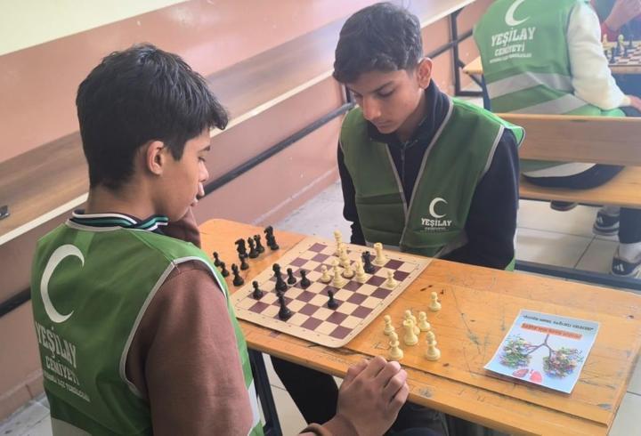 Yeşilay'dan lisede satranç etkinliği