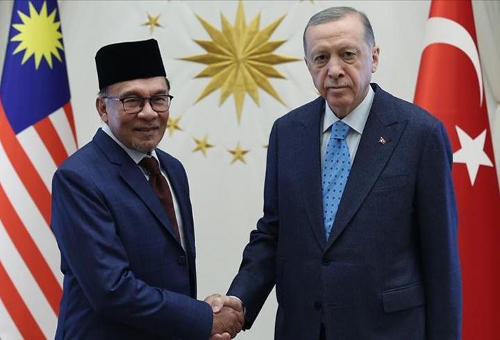 TOKİ İstanbul kura çekimi tarihleri sorgulanıyor. Büyük ilgi gören TOKİ başvurularının alınmasının ardından kura çekimleri il il gerçekleştiriliyor. İstanbul'da yaşayan ve TOKİ'ye İstanbul için başvuru yapan vatandaşlar, İstanbul kura çekimi tarihlerini sorguluyor. TOKİ kura takvimi her hafta güncelleniyor. İstanbulluların gözü kulağı, TOKİ tarafından gelecek kura tarihi açıklamasında... TOKİ kapsamında İstanbul'da 100 bin konut yapılacak. Peki TOKİ İstanbul kura çekimi ne zaman? İstanbul kura ç