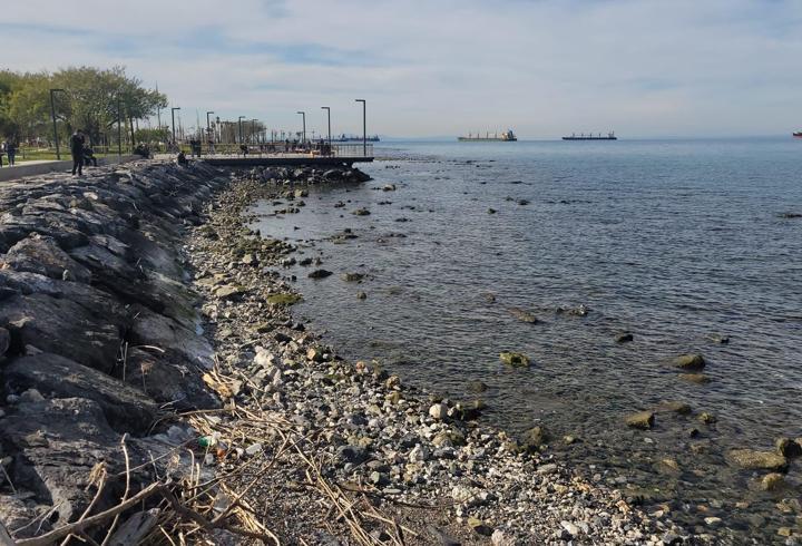 İskenderun'da deniz suyu çekildi