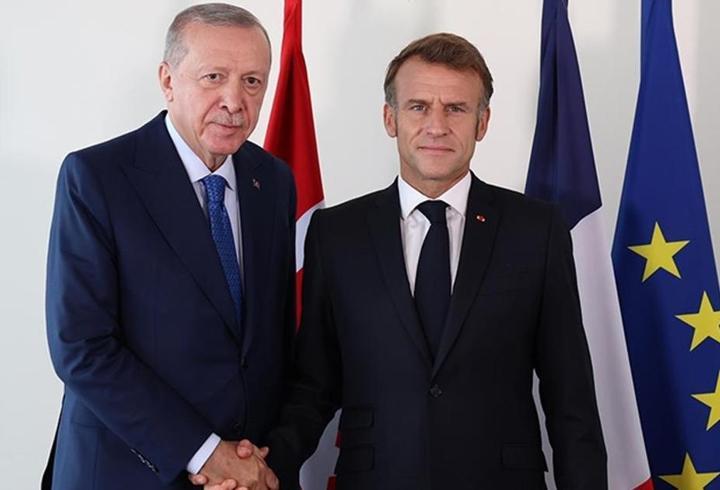 TOKİ Hatay kura çekimi için geri sayım sona erdi. 500 Bin Sosyal Konut Projesi kapsamında Hatay’da yapılacak konutlar için hak sahiplerini belirleyecek kura çekimi bugün gerçekleştirilecek. Toplam 13 bin 289 konutun inşa edileceği proje için başvuruda bulunan vatandaşlar, kura çekiminin yapılacağı saat ve sonuçları büyük bir merakla bekliyor. Hatay’dan başvuru yapan binlerce kişinin gözü, hak sahiplerinin belirleneceği kura sonuçlarında. Peki, TOKİ Hatay hak sahibi belirleme kurası ne zaman, saa