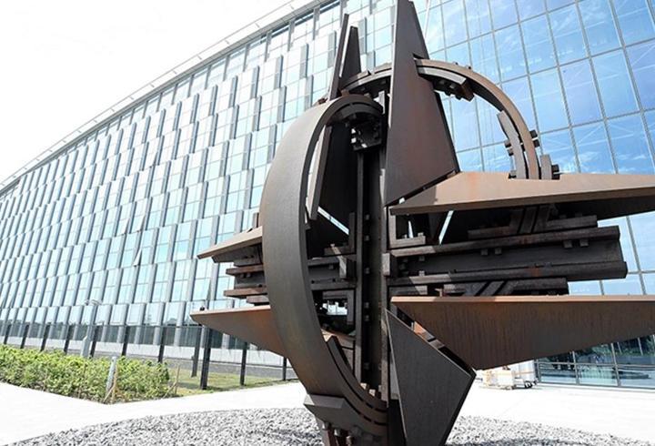 ABD Merkez Kuvvetler Komutanlığı, İran’a ait bir İHA gemisinin vurulduğunu açıkladı ve görüntülerini paylaştı. ABD ve İsrail’in 28 Şubat’ta başlattığı saldırılara İran, bölgedeki üs ve hedeflere karşılık verdi. Saldırılarda İran lideri Hamaney’in yanı sıra çok sayıda üst düzey yetkili öldü; İran Sağlık Bakanlığı toplam can kaybını 926 olarak duyurdu.3