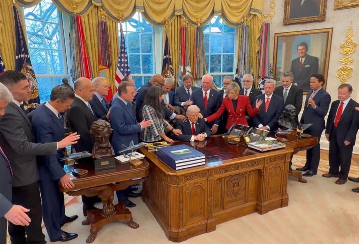 Beyaz Saray'da ilginç görüntü! Trump için toplanıp dua ettiler