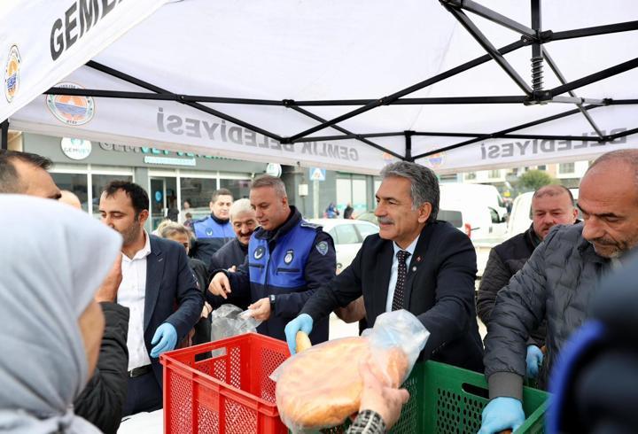 Gemlik’te vatandaşlara pide ikramı 
