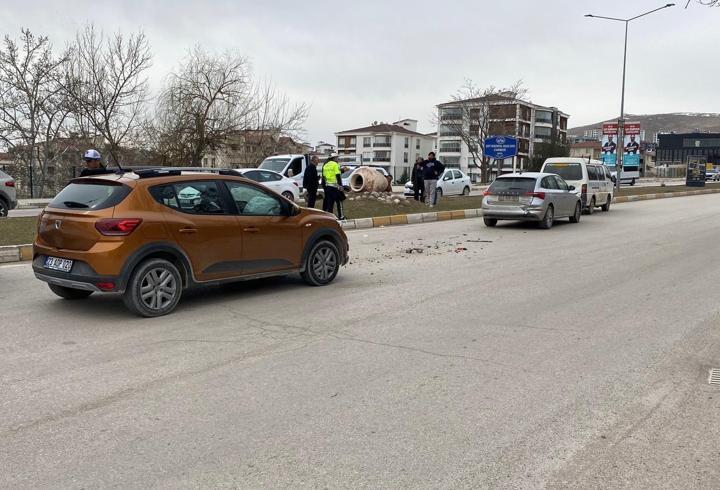 Elazığ’da 3 aracın çarpıştığı kazada 1 yaralı