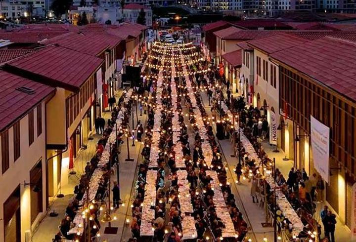 Bakan Kurum Hatay'da iftara katıldı! 'Yeniden diriliş kavramı bir şehir olsaydı Hatay olurdu'