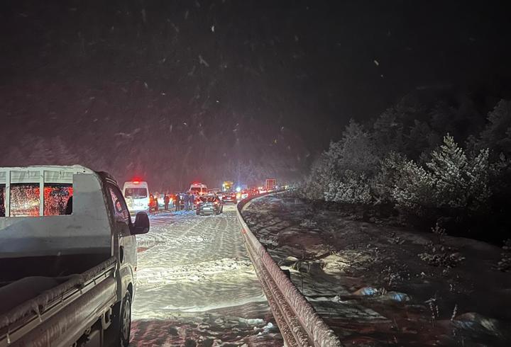 Kastamonu’da yoğun kar yağışı ulaşımı olumsuz etkiledi