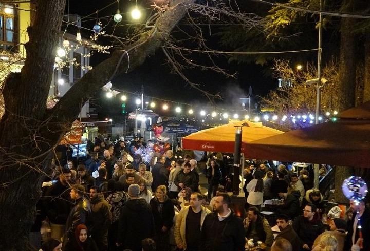 Bursa'da sahur kuyruğu: Yüzlerce kişi tarihi Abdal Meydanı'nda buluştu
