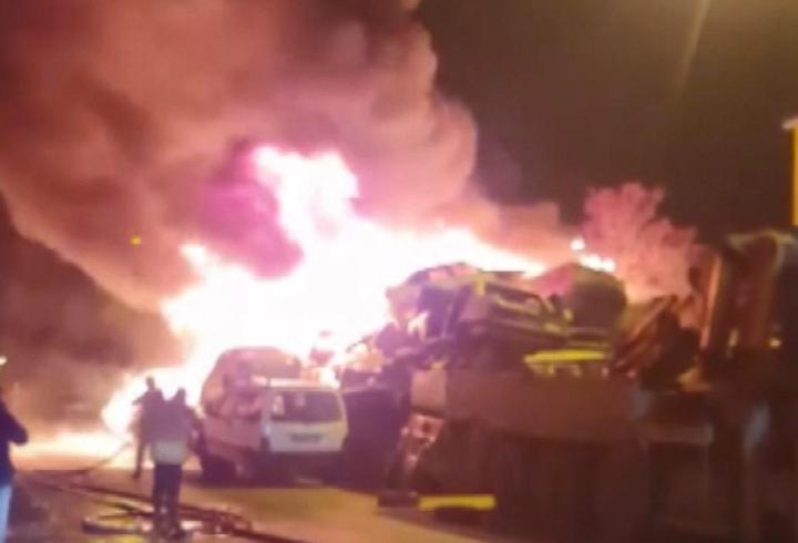 Ankara'da 100 hurda araç alev alev yandı
