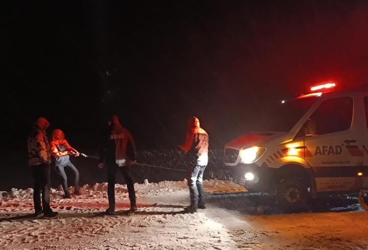 Tipide şarampole kayan araçtaki 4 kişi kurtarıldı