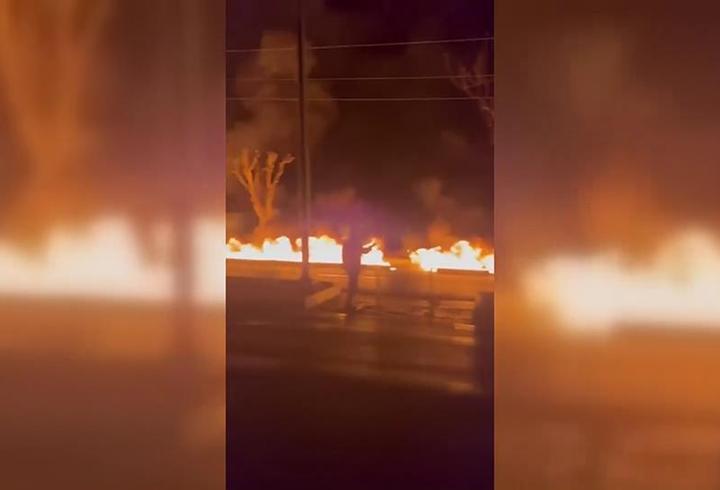 Tahran’da vurulan rafineriden sızan petrol, alev alarak yayılıyor