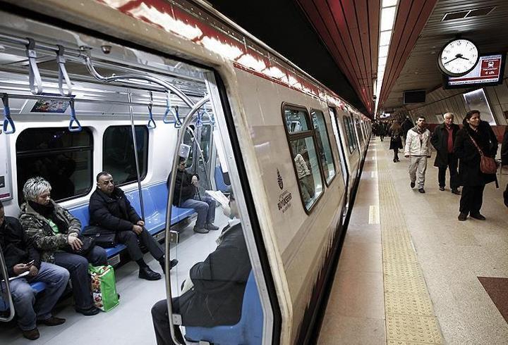 Araç içi multimedya sistemleriyle ilgili yapılan yeni trafik düzenlemeleri, sürücüler arasında belirsizliğe ve yoğun tartışmalara neden oldu. Özellikle sonradan takılan ekranlı double teyp sistemlerine yönelik getirilen kurallar ve bu cihazlara uygulanacak ağır cezalar, araç sahiplerinin gündemini meşgul etmeye başladı. Bu kapsamda birçok kişi 2026 yılında araçlardaki multimedya ekranlarının tamamen yasaklanıp yasaklanmadığını ve CarPlay ile Android Auto gibi yaygın kullanılan uygulamaların akıb