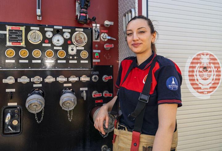 Çocukluk hayalini gerçekleştiren İrem, itfaiyeci oldu   