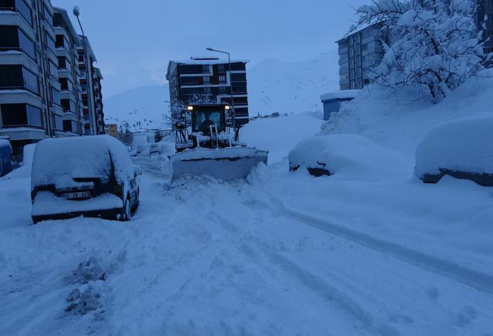 Bitlis kara gömüldü; 300 köy ve mezra yolu ulaşıma kapandı