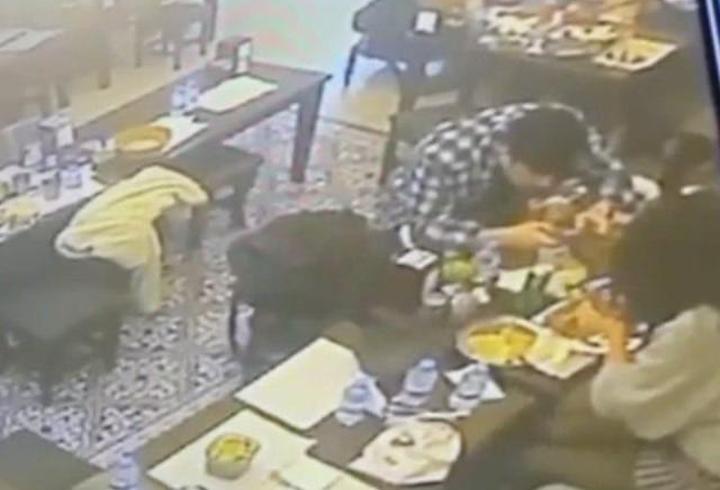 Yer: Taksim... Restoranda akılalmaz olay! Yemekten çıkan böcek adamın dudağını ısırdı