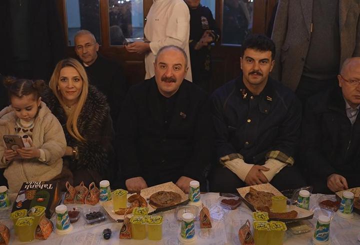 Türkiye’nin ilk kadın jokeyi Zülfiye Bulut’un çocukluk yıllarında babasının atına duyduğu sevgiyle başladığı yolculuğu, 8 Mart Dünya Kadınlar Günü’nde “Zülfiye” belgeseli olarak ekrana yansıdı. Belgeselde Bulut ve ailesinin Bulgaristan’dan Türkiye’ye göç etmelerine de yer verildi.3