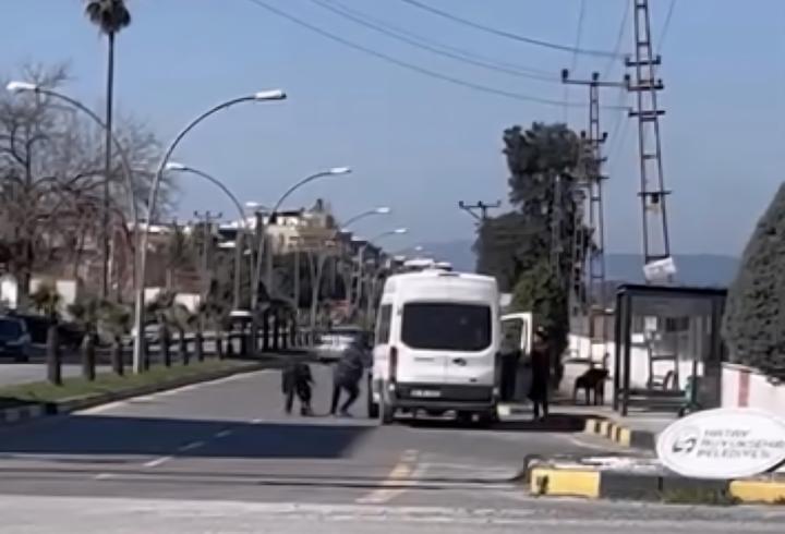 Durak görevlisi, minibüs şoförünü darbetti