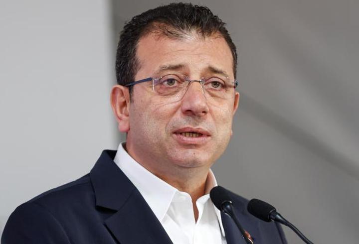 Doğum izniyle ilgili yeni düzenleme kamuoyunun gündeminde yer almaya devam ediyor. Yapılan açıklamaya göre, kadın çalışanlar için ücretli doğum izninin 16 haftadan 24 haftaya çıkarılması planlanıyor. Ayrıca babalar için verilen doğum izninin de 10 gün olarak düzenlenmesi öngörülüyor. Peki, doğum izni gerçekten 24 haftaya çıkarıldı mı, düzenleme Meclis’ten geçti mi? İşte konuyla ilgili merak edilen son gelişmeler…1