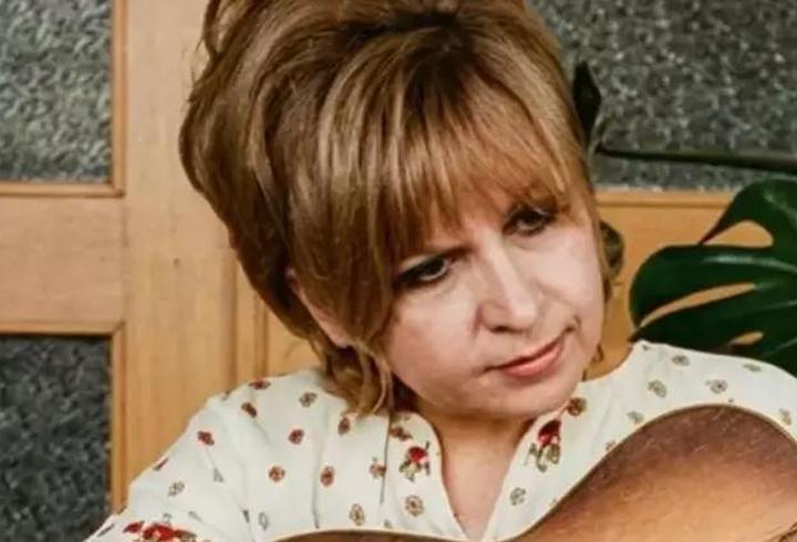 Pop müziğin efsane ismi söz yazarı Ülkü Aker hayatını kaybetti