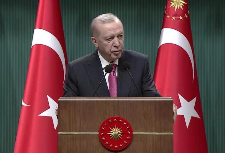 ABD ve İsrail’in İran’a saldırılarının ardından, İran da misilleme olarak ABD’nin bölgedeki üslerine ve Körfez ülkelerine saldırılarda bulunmaya devam ediyor. Öte yandan Türkiye’de de düşürülen iki İran füzesinin ardından Cumhurbaşkanı Erdoğan da “İran’a gerekli ikazları yaptık” ifadelerini kullandı. Peki İran bu saldırılarla neyi amaçlıyor? AK Parti Genel Başkan Yardımcısı Prof. Dr. Hasan Basri Yalçın, Tarafsız Bölge’de değerlendirdi.1