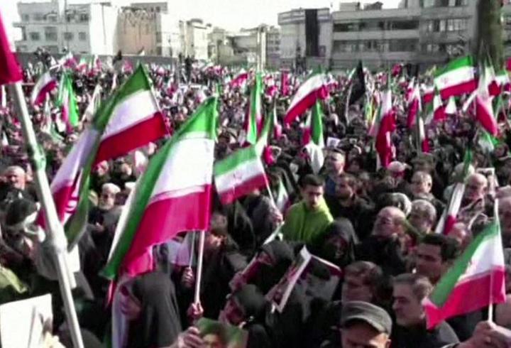 İran'da bombalar altında Mücteba Hamaney mitingi