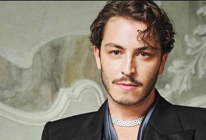 Paris’te Boran Kuzum Rüzgarı! Cesur Tarzı Moda Haftasında Gündem Oldu