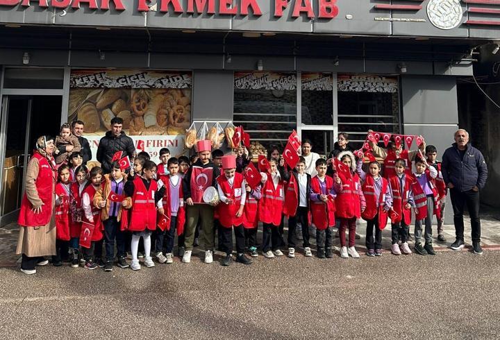 Minik öğrenciler harçlıklarını askıda ekmeğe dönüştürdü
