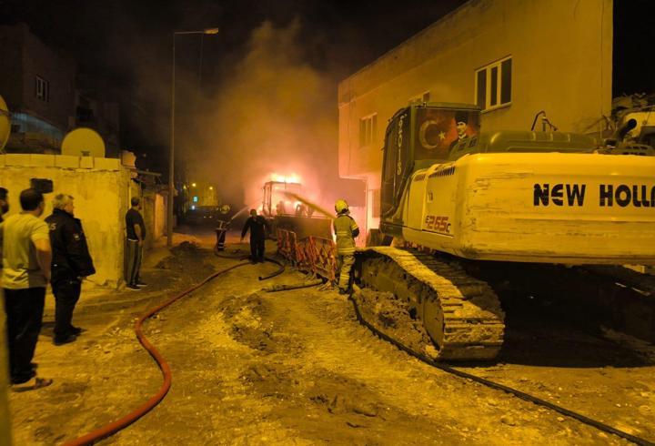 Mardin'de park halindeki 2 iş makinesi yandı