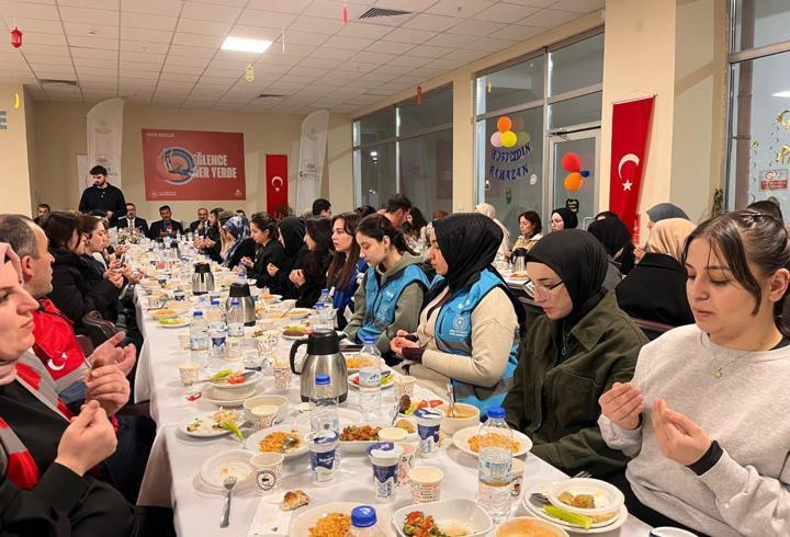 Şehit anneleri öğrencilerle iftarda buluştu