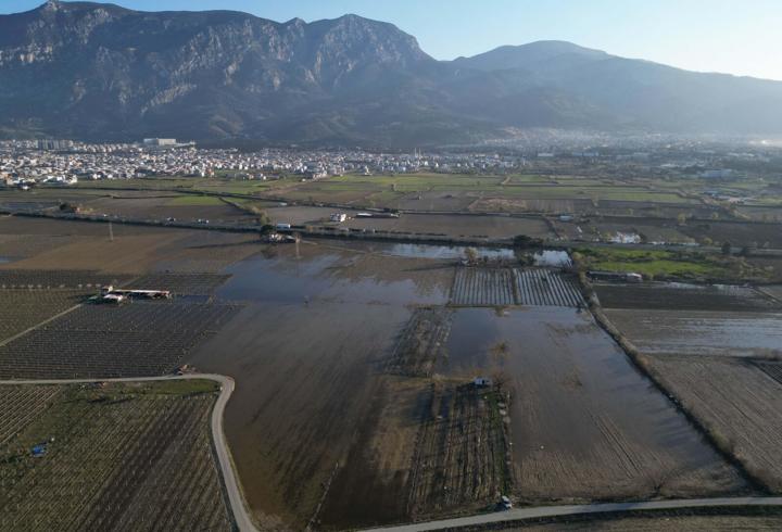 Manisa'da taşkın sonrası su içinde kalan Gediz Ovası normale döndü