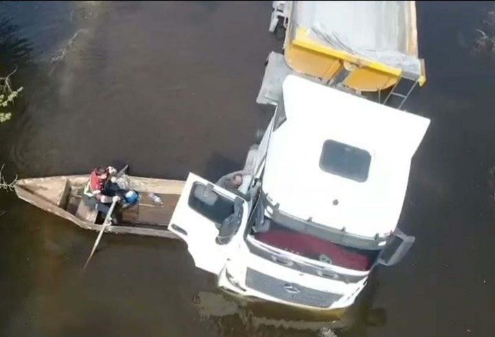 TIR'da mahsur kaldı! Sandalla kurtarıldı