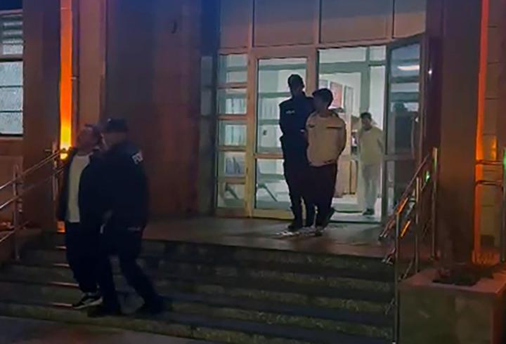 Firari hükümlü baba ile 2 oğlu, yangın merdiveninde yakalandı