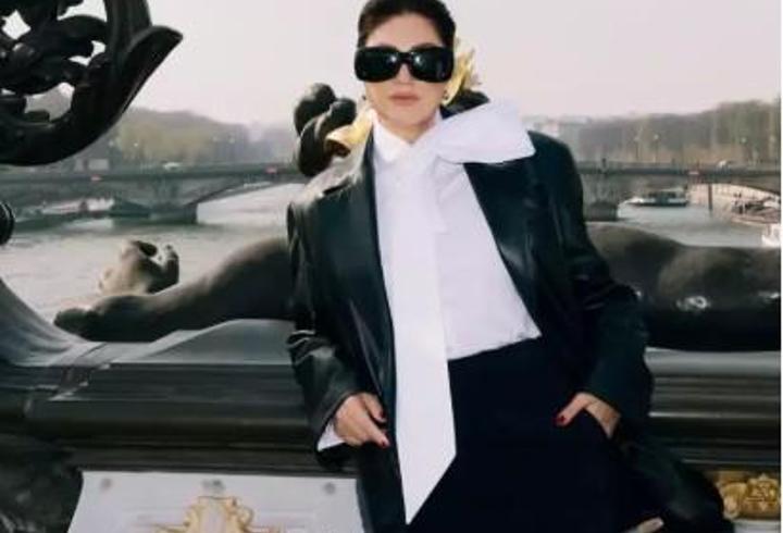 Sibel Can Paris pozlarıyla gündemde! Şıklığı sanal medyayı büyüledi