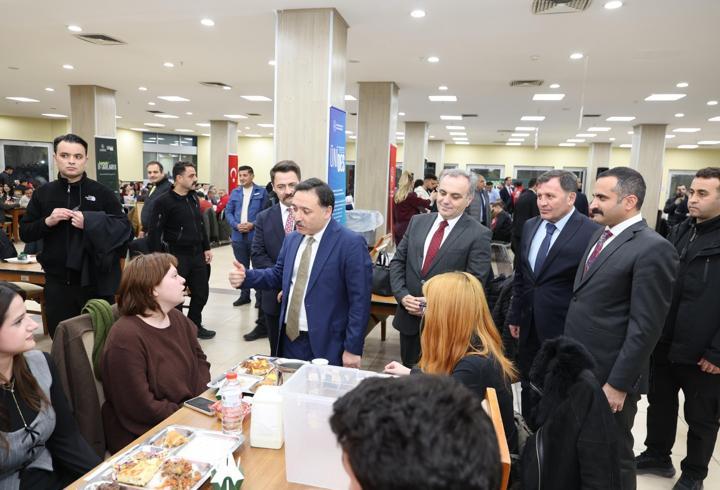 Vali Gökmen Çiçek, ERÜ öğrencileri ile iftar yaptı