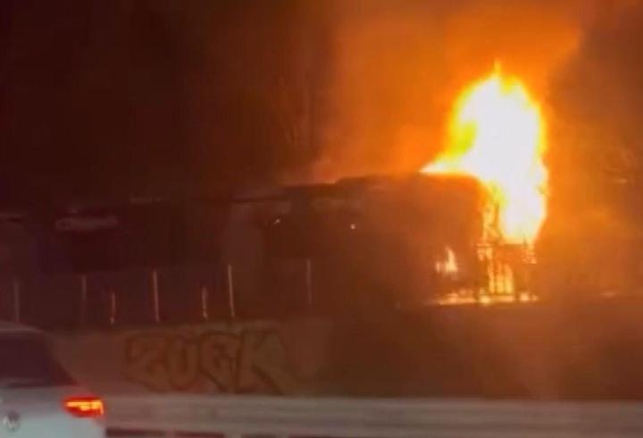 İstanbul - Beşiktaş'ta metrobüsün motor kısmı alev alev yandı; 60 yolcu tahliye edildi