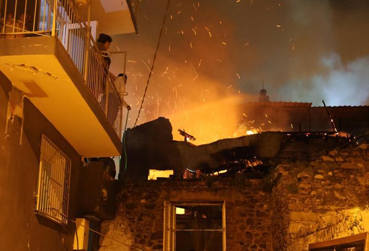 İzmir’de 2 katlı evde çıkan yangın, bitişikteki evlere sıçramadan söndürüldü