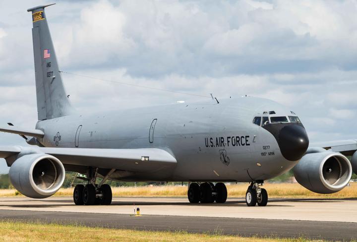 SETA Dış Politika Araştırmacısı Dr. Tunç Demirtaş, liderleri hedef alan saldırıların devlet sistemini zayıflatmak yerine çoğu zaman toplumu dış tehdit karşısında daha fazla kenetlediğini söyledi. Demirtaş, liderlerin ortadan kaldırılmasının devletin işleyişini durdurmadığını, sistemin yeni liderlerle devam ettiğini vurguladı. İran’ın 1979’dan bu yana güçlü bir dış tehdit algısına sahip olduğunu belirten Demirtaş, bu tür saldırıların tarihsel travmaları derinleştirdiğini ve güven bunalımını artır