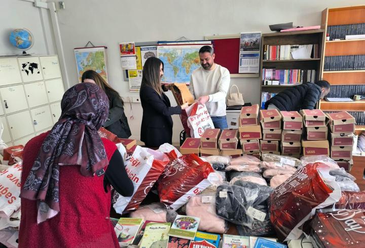 Derik’te köy okulu öğrencilerine bayram hediyesi