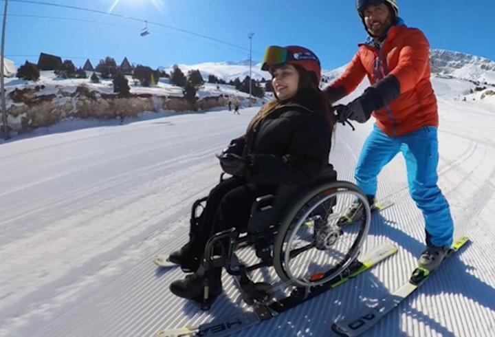 Tekerlekli sandalyede kayak yapma hayalini gerçekleştirdi